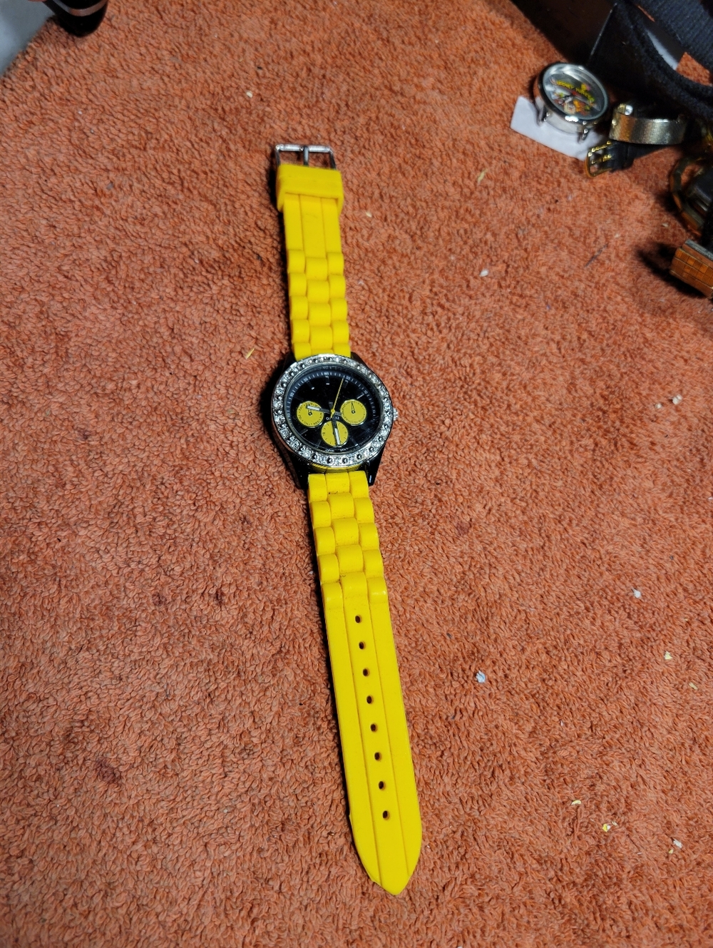 Yellow Band Rhinestone Bezel Quartz Watch - Picture 5 of 6